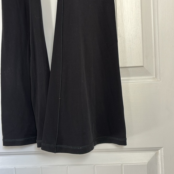 American eagle flare leggings. V shapes waist. - Picture 5 of 9